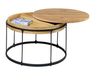 Ronde houten salontafel met een zwart metalen onderstel, gedeeltelijk open tafelblad met opbergruimte eronder, zijaanzicht.