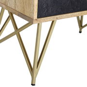 Nahaufnahme einer Nachtkommode mit goldenen Metallbeinen und einer Holzstruktur, seitliche Perspektive.