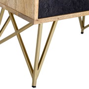 Nahaufnahme einer Nachtkommode mit goldenen Metallbeinen und einer Holzstruktur, seitliche Perspektive.