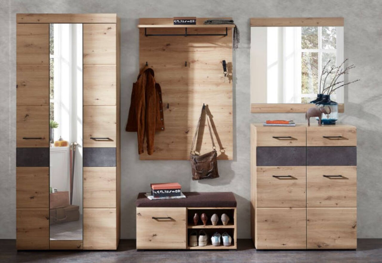 Voleo Spiegel CASSY Moderner Flur mit Holz-Garderobe, Spiegel und Schuhschrank in frontaler Perspektive.