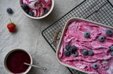 Auflaufformenset in Grau mit Beeren-Dessert, von oben fotografiert