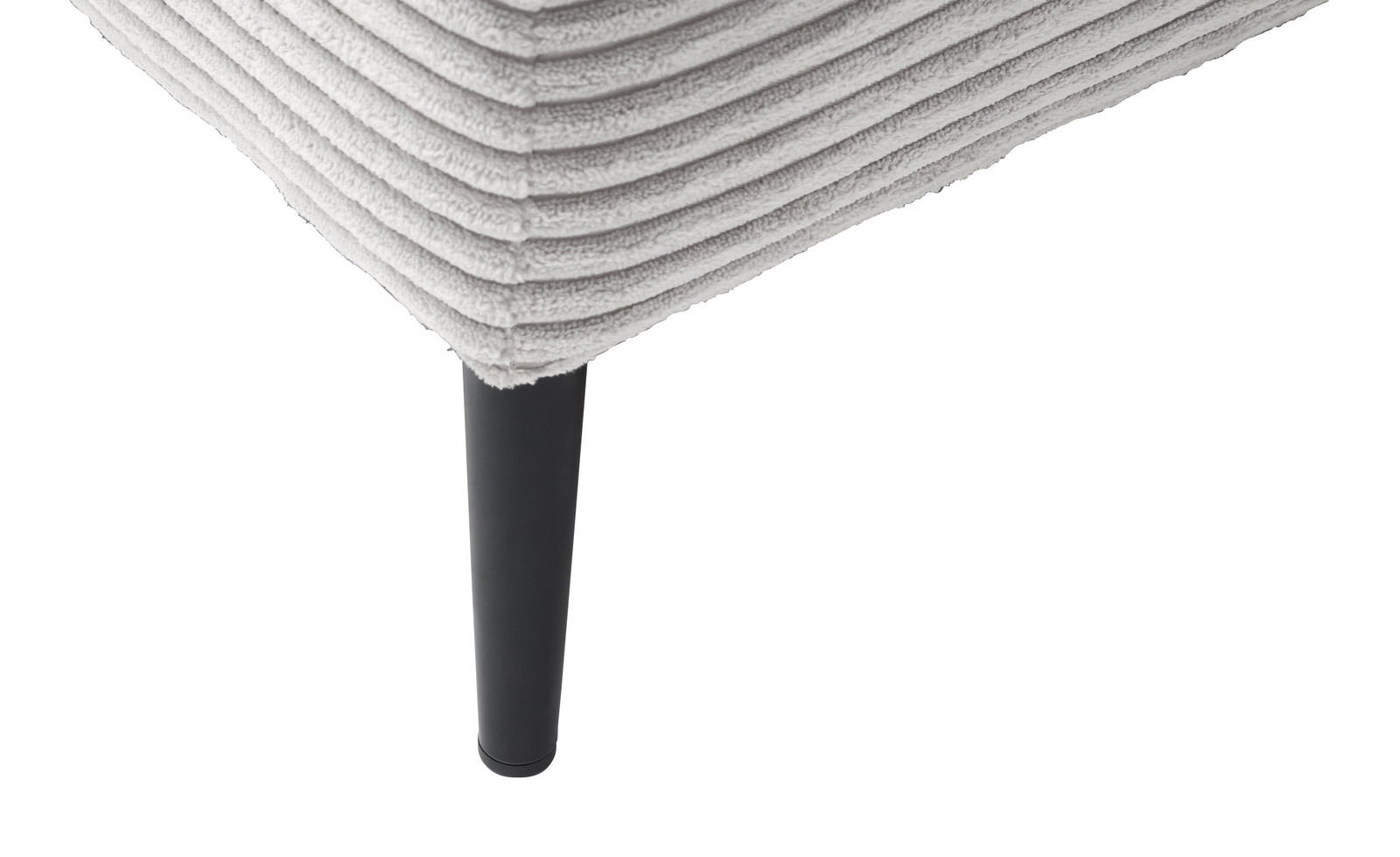 Nahaufnahme eines Longchairs mit geripptem Stoffbezug und schwarzem Bein, Perspektive von unten.