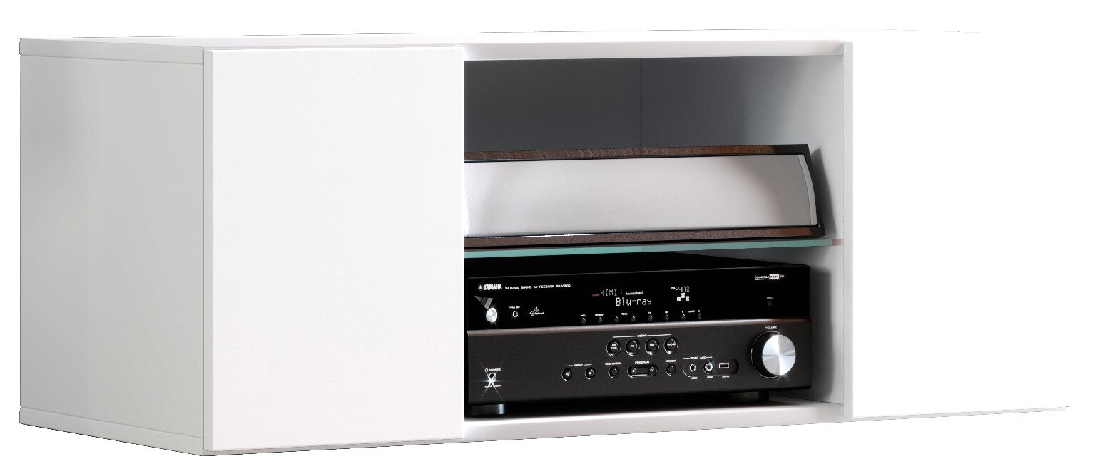 Weißes HiFi-/TV-Lowboard mit zwei Schiebetüren und offenem Mittelfach mit Glasboden, darin ein AV-Receiver, Ansicht schräg von vorn