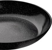 Nahaufnahme einer schwarzen Bratpfanne mit 32 cm Durchmesser und gesprenkelter Oberfläche.