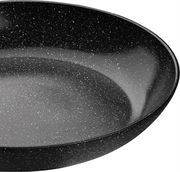 Nahaufnahme einer schwarzen Bratpfanne mit 32 cm Durchmesser und gesprenkelter Oberfläche.