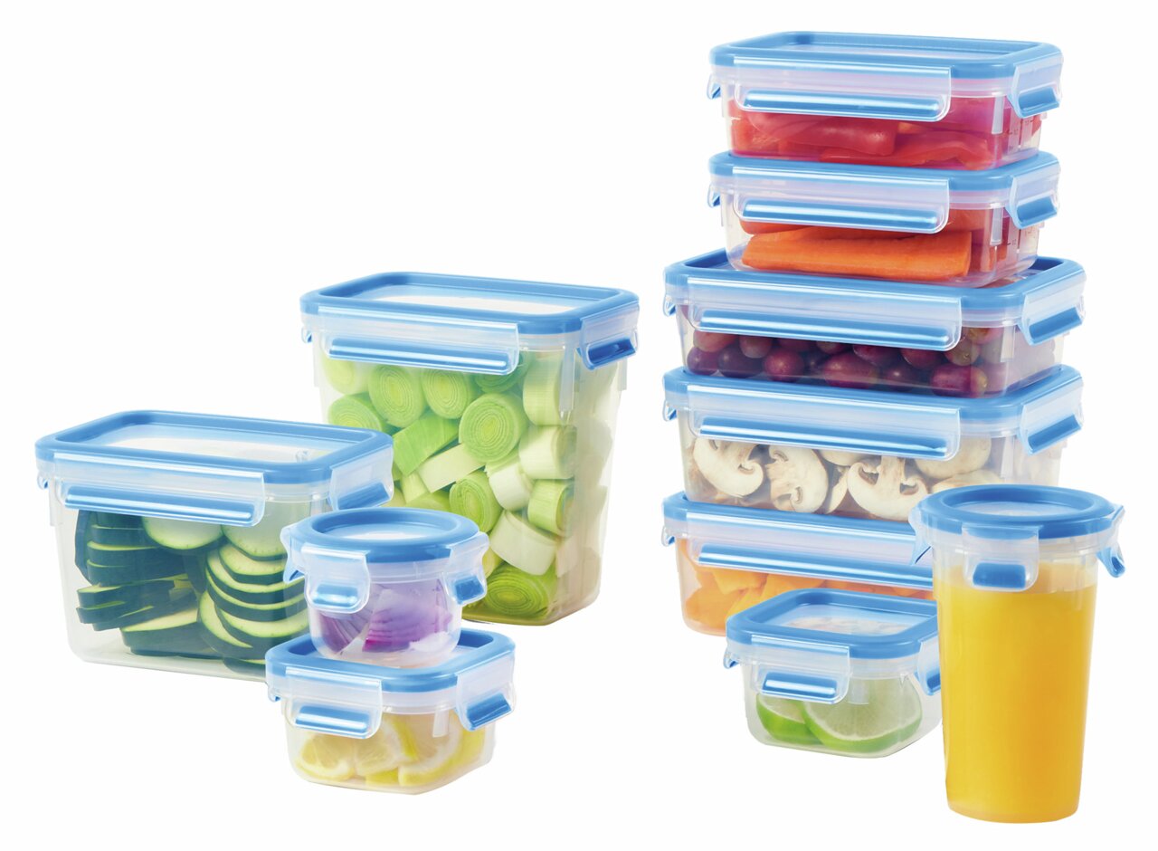 Emsa Frischhaltedosen 11-tlg. CLIP & CLOSE Frontalansicht eines 11-teiligen Frischhaltedosen-Sets mit blauen Deckeln, gefüllt mit verschiedenen Lebensmitteln.