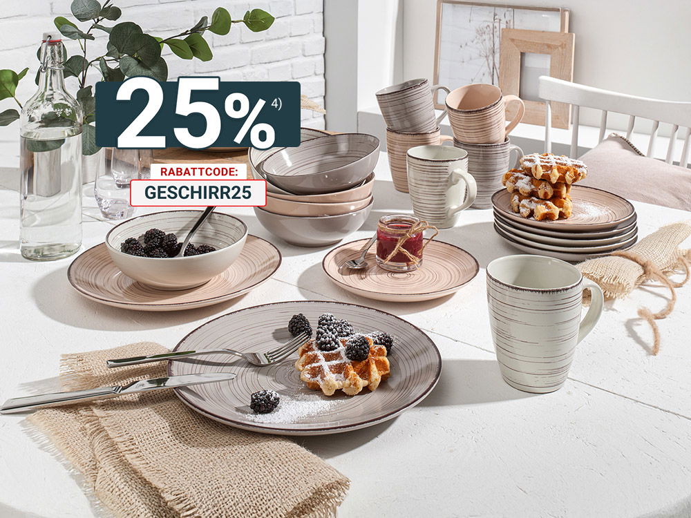 Rustikales Geschirrset mit Tellern, Schalen und Tassen, serviert mit Waffeln und Brombeeren auf hellem Tisch