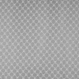 Silbergrauer Ösenschal mit elegantem, sich wiederholendem Muster in Nahaufnahme