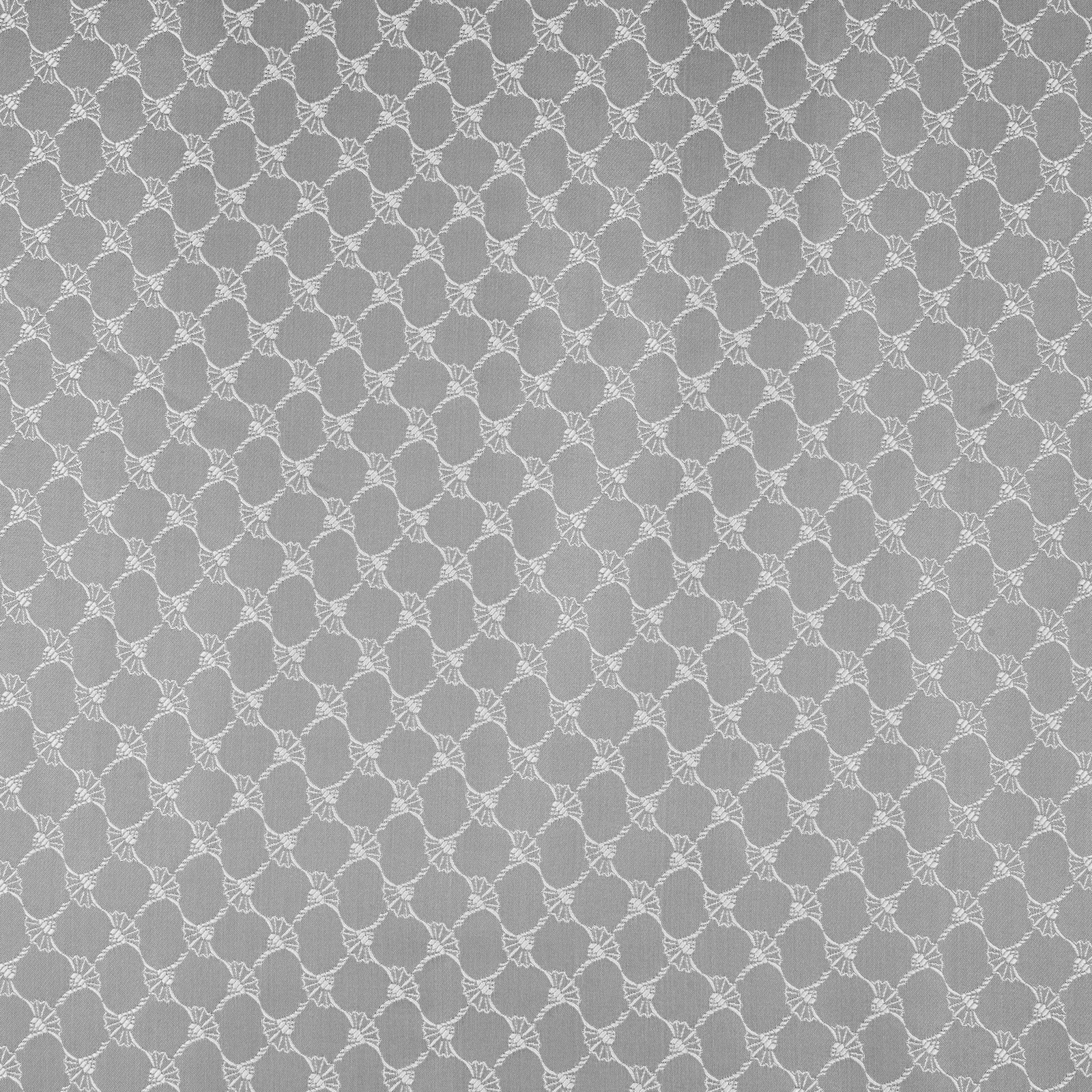 Silbergrauer Ösenschal mit elegantem, sich wiederholendem Muster in Nahaufnahme
