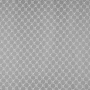 Silbergrauer Ösenschal mit elegantem, sich wiederholendem Muster in Nahaufnahme