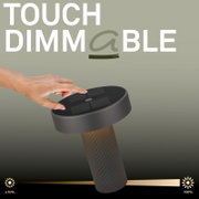 Touch-dimbare tuinlamp op zonne-energie met bediening via aanraking aan de bovenkant, schuin van bovenaf in close-up weergegeven, met een helderheidsschaal van ca. 10% tot 100%.