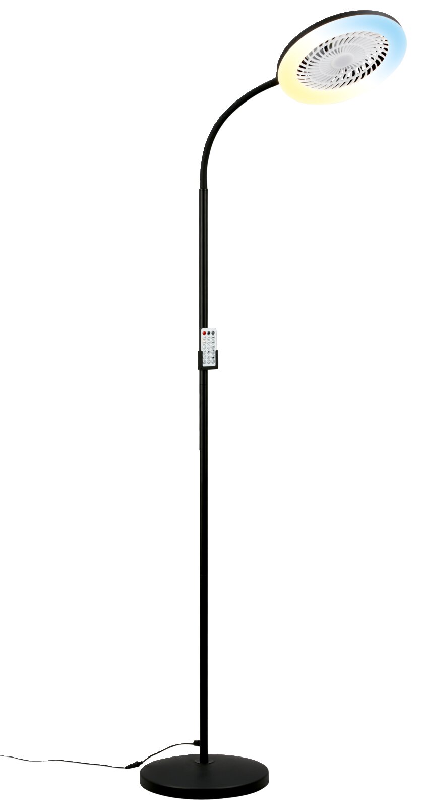 Briloner Staande lamp met ventilator WINDY Zwarte led-staande lamp met ronde lampkop en ingebouwde ventilator, gebogen arm, ronde voet en afstandsbediening aan de voet, vrijstaand op een witte achtergrond, perspectief: vooraanzicht, licht van links