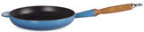 Blaue Bratpfanne mit Holzgriff, seitliche Perspektive