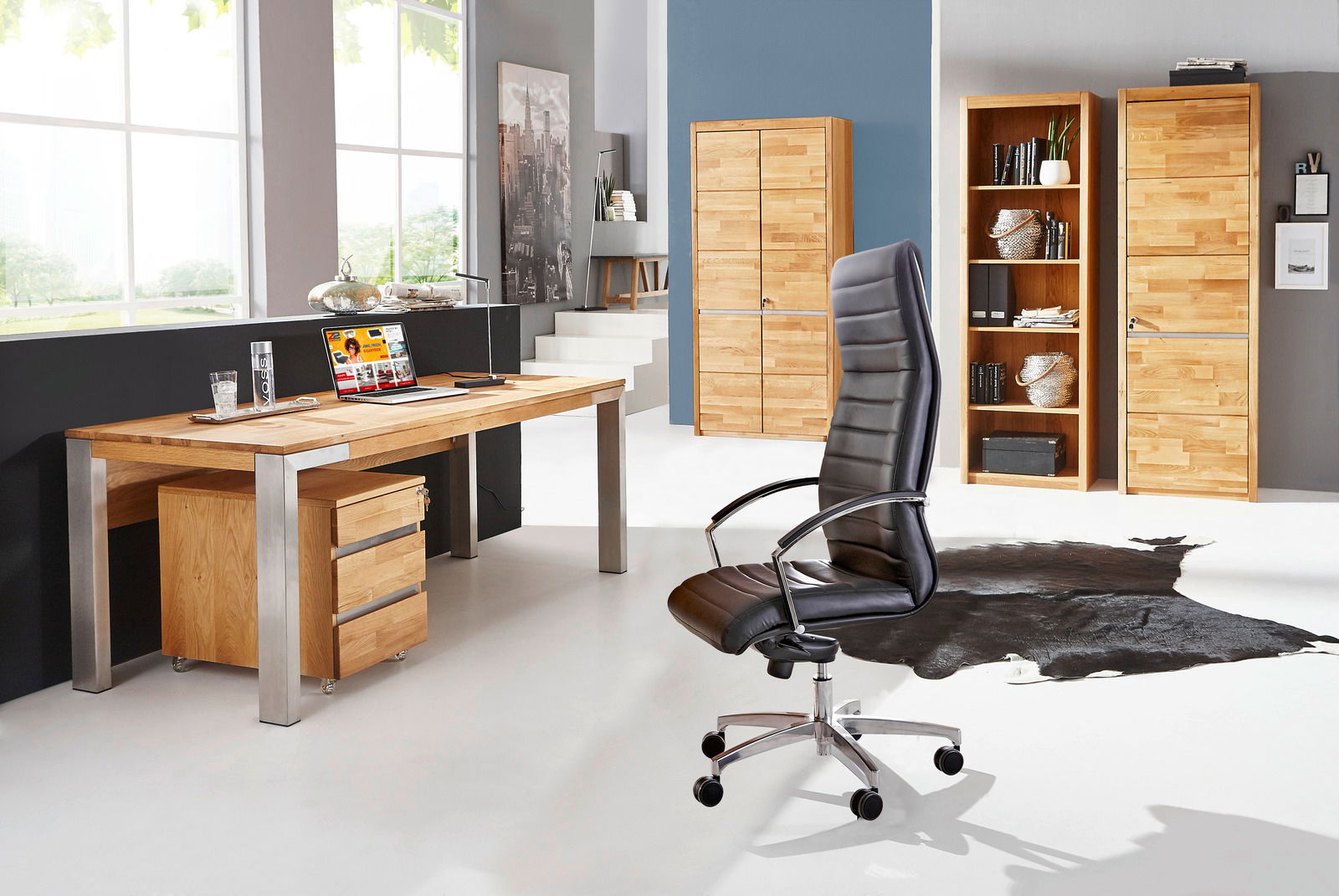 Moderner Chefsessel in einem stilvollen Büro mit Holzschreibtisch und Aktenschränken, seitliche Perspektive.