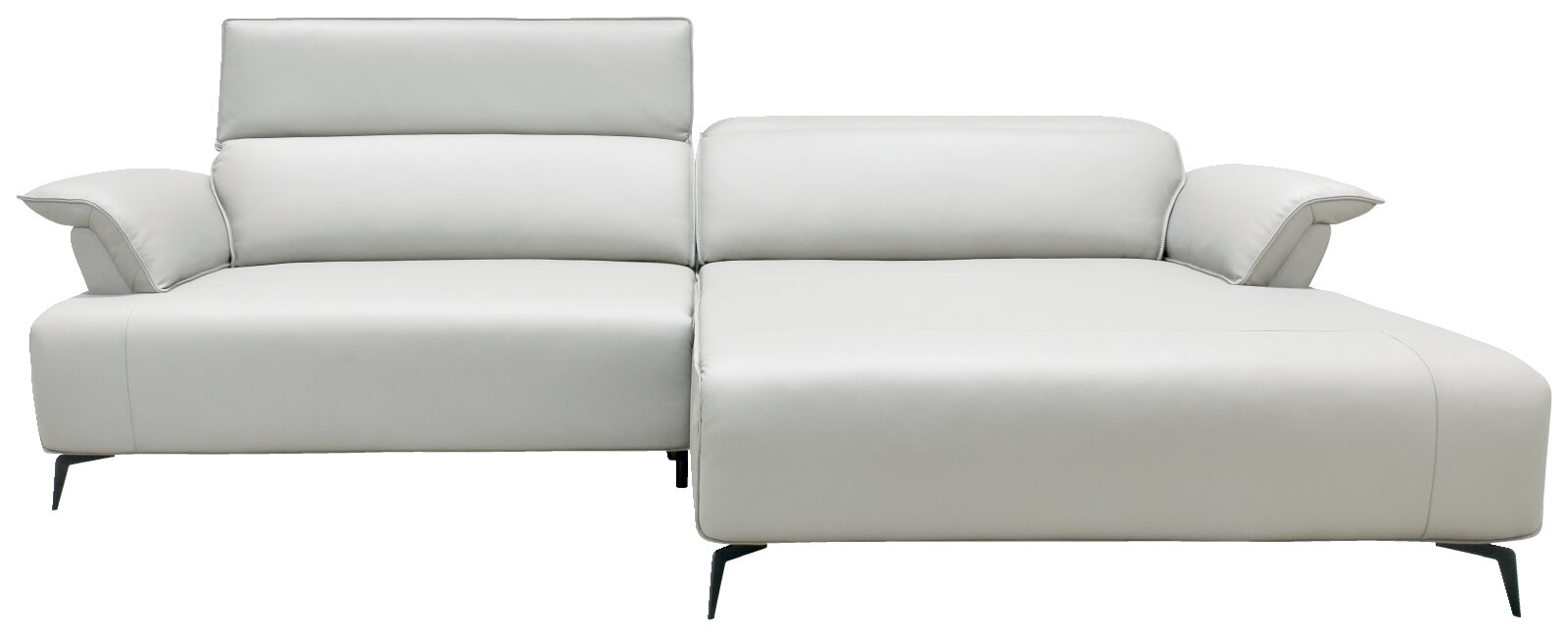 Vooraanzicht van een moderne witte hoekbank met chaise longue rechts, verstelbare hoofdsteun, brede armleuningen en slanke zwarte poten