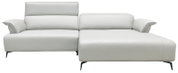 Vooraanzicht van een moderne witte hoekbank met chaise longue rechts, verstelbare hoofdsteun, brede armleuningen en slanke zwarte poten