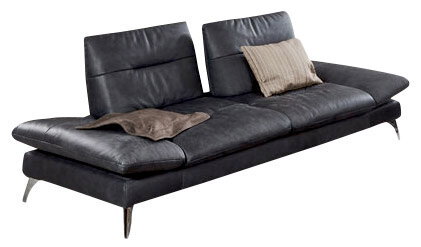 StepOne Tweezitsbank, zoals tentoongesteld BRENTFORD Modernes, zweisitziges Sofa in dunklem Leder mit zwei Kissen, seitliche Perspektive