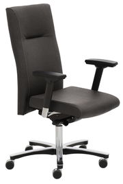 Moderner Chefsessel in seitlicher Perspektive mit hoher Rückenlehne, verstellbaren Armlehnen und stabilem Drehfuß auf Rollen.