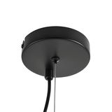 Schwarze Deckenhalterung einer Hängeleuchte aus der Unteransicht mit Kabel und Drahtseil.