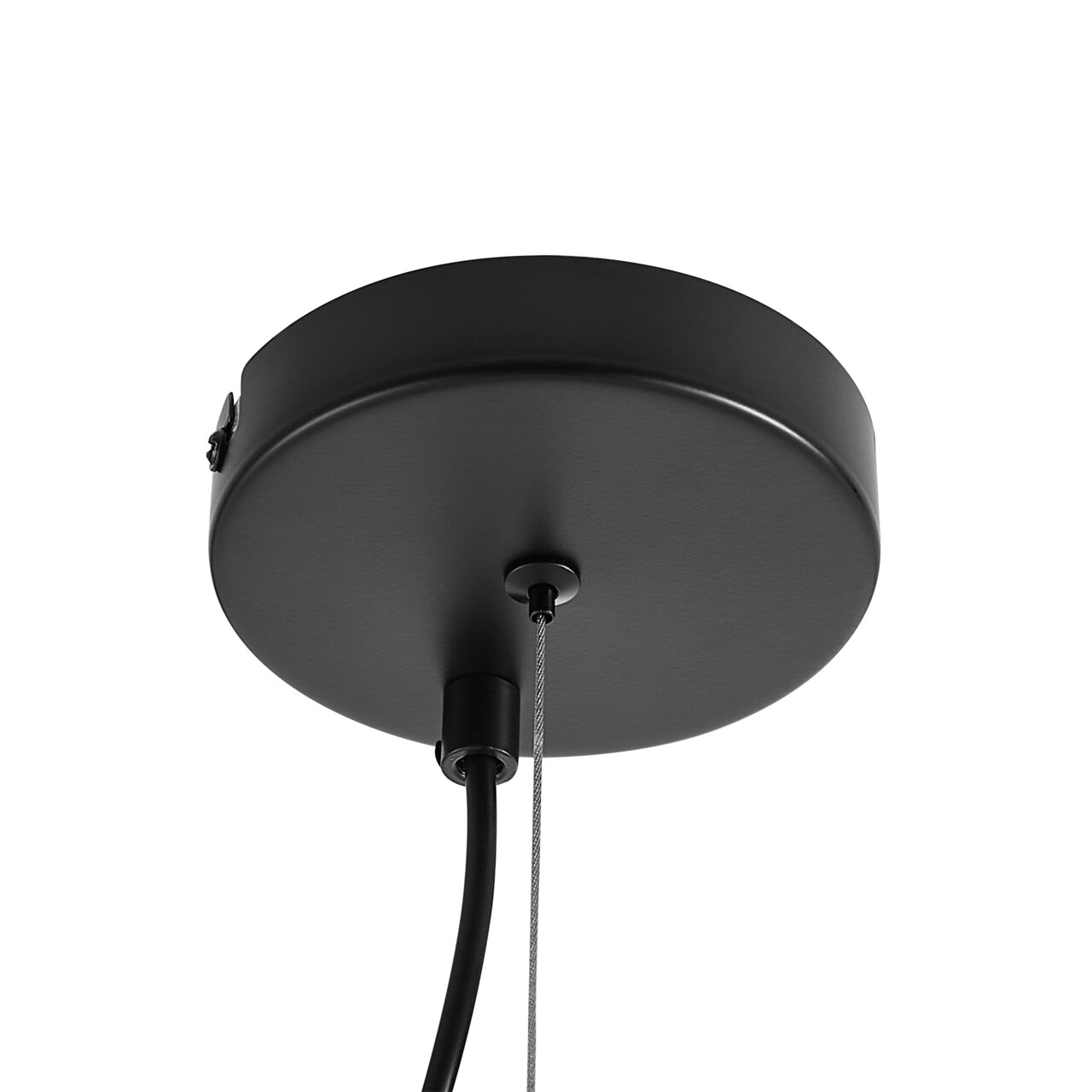 Schwarze Deckenhalterung einer Hängeleuchte aus der Unteransicht mit Kabel und Drahtseil.