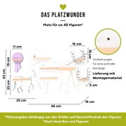 Frontale Produktansicht einer wandmontierten, weißen Holz-Regal-/Halterung in Pferdeform („Das Platzwunder“) mit mehreren Ablagen, vorgebohrten Montagelöchern und Maßen (ca. 46×43 cm), inkl. Zubehör wie Hufeisen-Elemente und Schleife; Platz für ca. 45 Fig