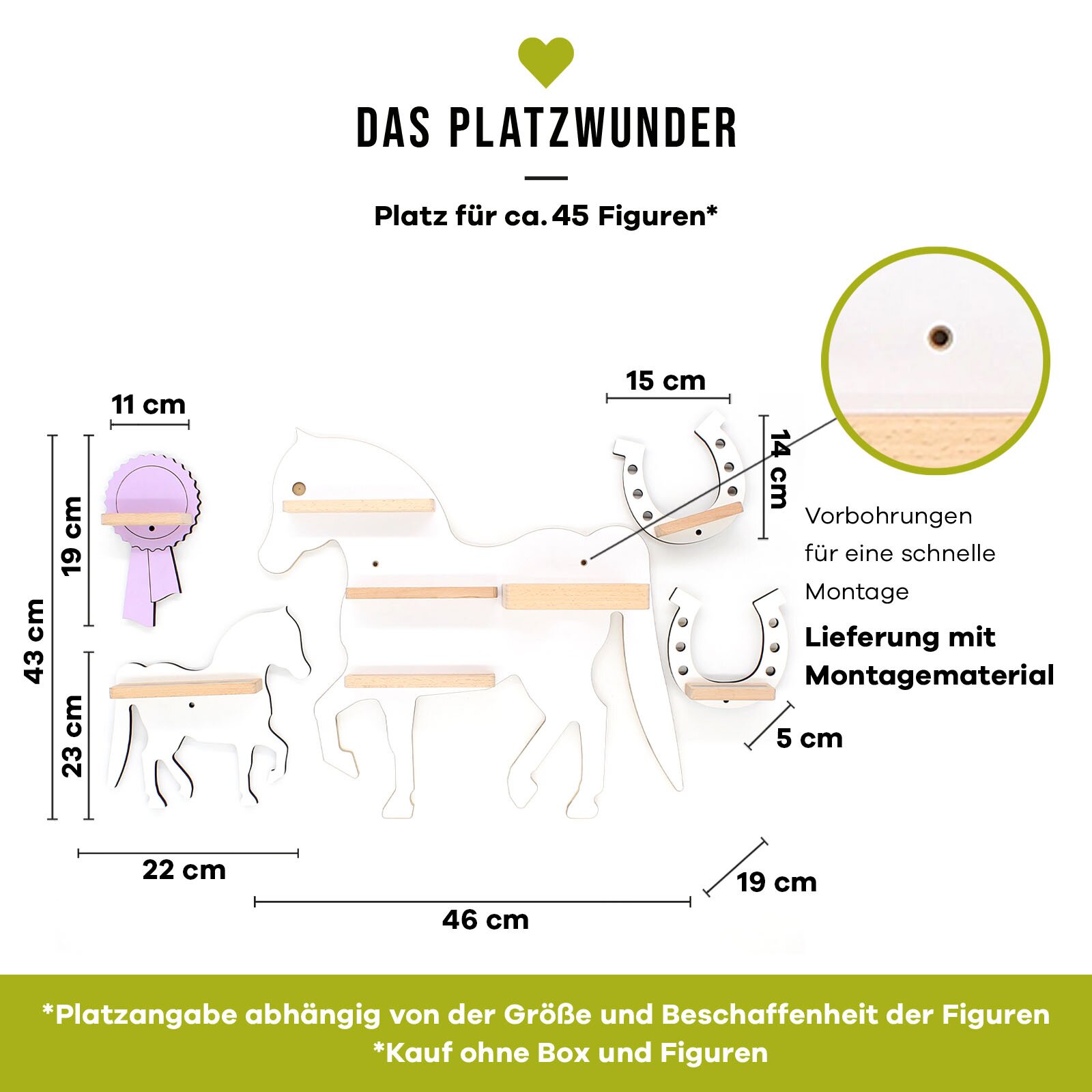 Frontale Produktansicht einer wandmontierten, weißen Holz-Regal-/Halterung in Pferdeform („Das Platzwunder“) mit mehreren Ablagen, vorgebohrten Montagelöchern und Maßen (ca. 46×43 cm), inkl. Zubehör wie Hufeisen-Elemente und Schleife; Platz für ca. 45 Fig
