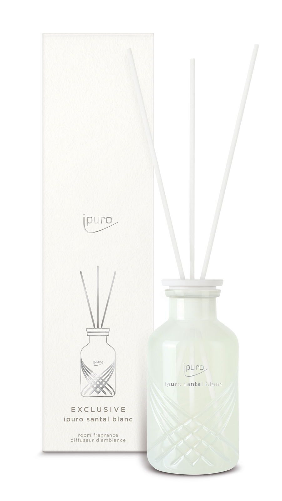 Ipuro Santal Blanc Raumduft in eleganter Glasflasche mit weißen Stäbchen, frontal abgebildet neben der Verpackung.