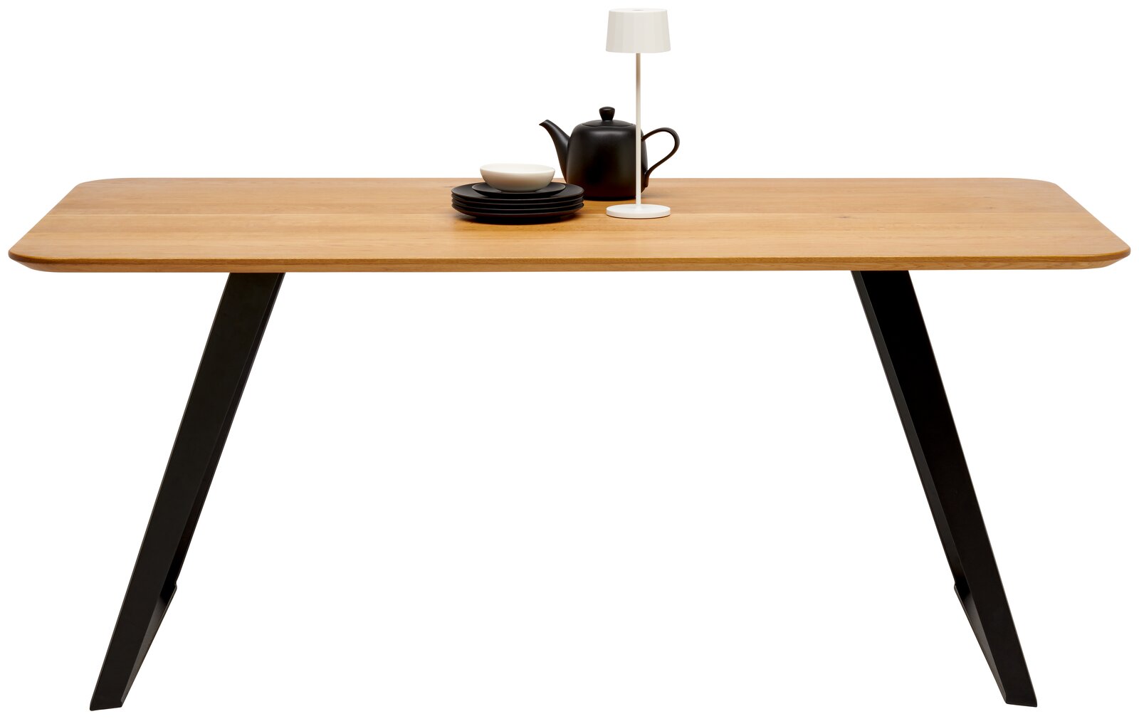 Moderner Esstisch aus Holz mit schwarzen Metallbeinen, seitliche Perspektive, dekoriert mit Geschirr und Lampe.