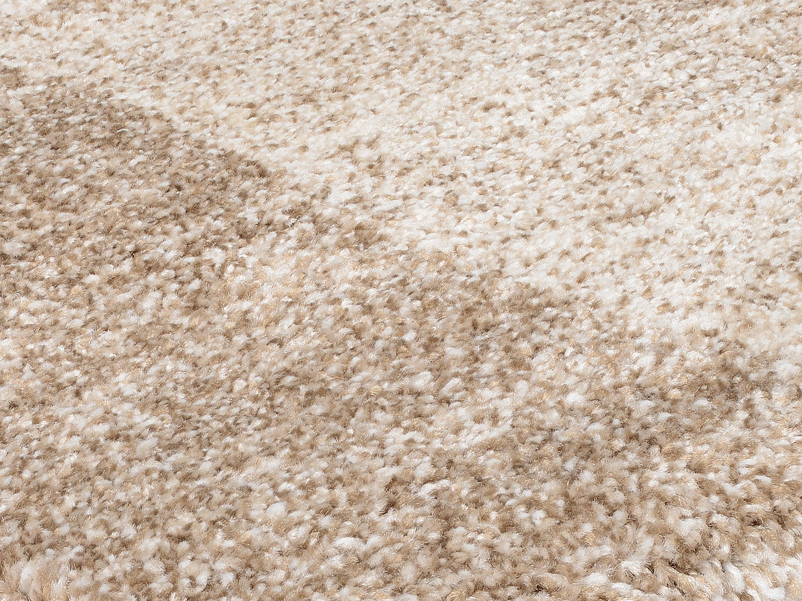 Nahaufnahme eines beigen, flauschigen Teppichs mit melierter Struktur, perspektivisch von der Seite aufgenommen.