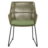 Moderner Gartensessel mit grünem Sitzkissen und geflochtener Rückenlehne, Vorderansicht