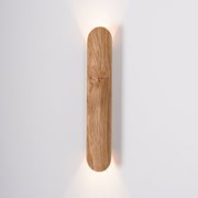 LED-Wandleuchte aus Holz mit vertikaler Ausrichtung, warmes Licht strahlt nach oben und unten, frontale Ansicht.