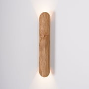 LED-Wandleuchte aus Holz mit vertikaler Ausrichtung, warmes Licht strahlt nach oben und unten, frontale Ansicht.