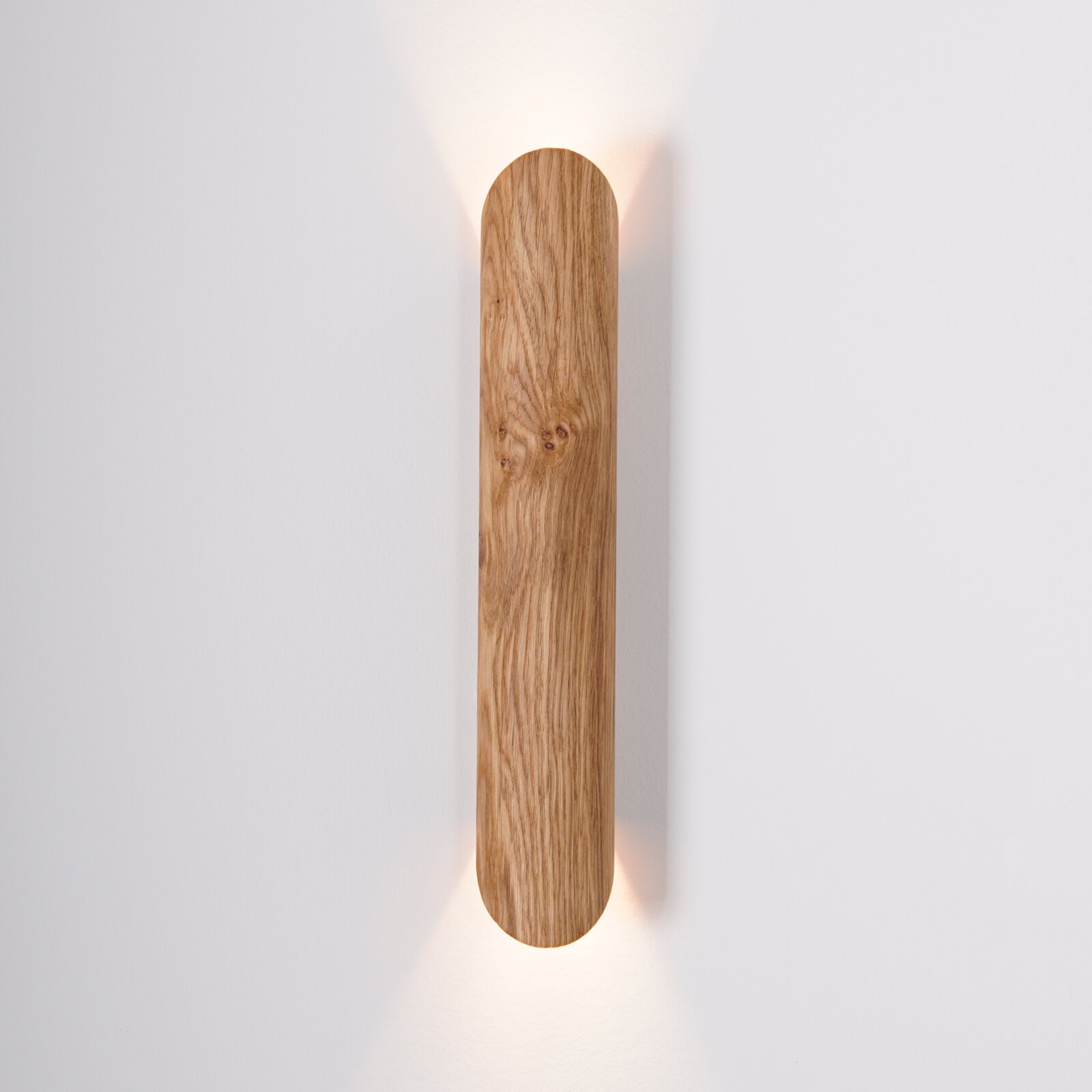 LED-Wandleuchte aus Holz mit vertikaler Ausrichtung, warmes Licht strahlt nach oben und unten, frontale Ansicht.