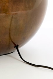 Close-up vanuit zijaanzicht van een afgeronde bruine lampvoet met zwart elektriciteitssnoer