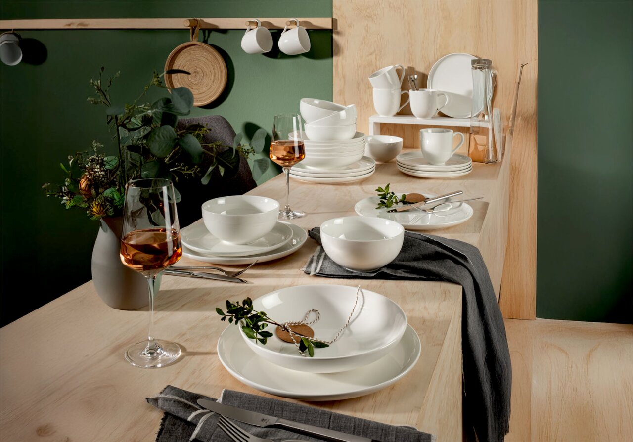 Ritzenhoff & Breker Combiservice 30-delig SKAGEN Het elegante servies Skagen, 30-delig, op een gedekte tafel, gezien vanaf de zijkant.