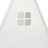 Nahaufnahme eines weißen Spielzelts mit einem kleinen quadratischen Fenster, frontal betrachtet.