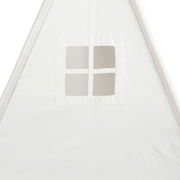 Nahaufnahme eines weißen Spielzelts mit einem kleinen quadratischen Fenster, frontal betrachtet.