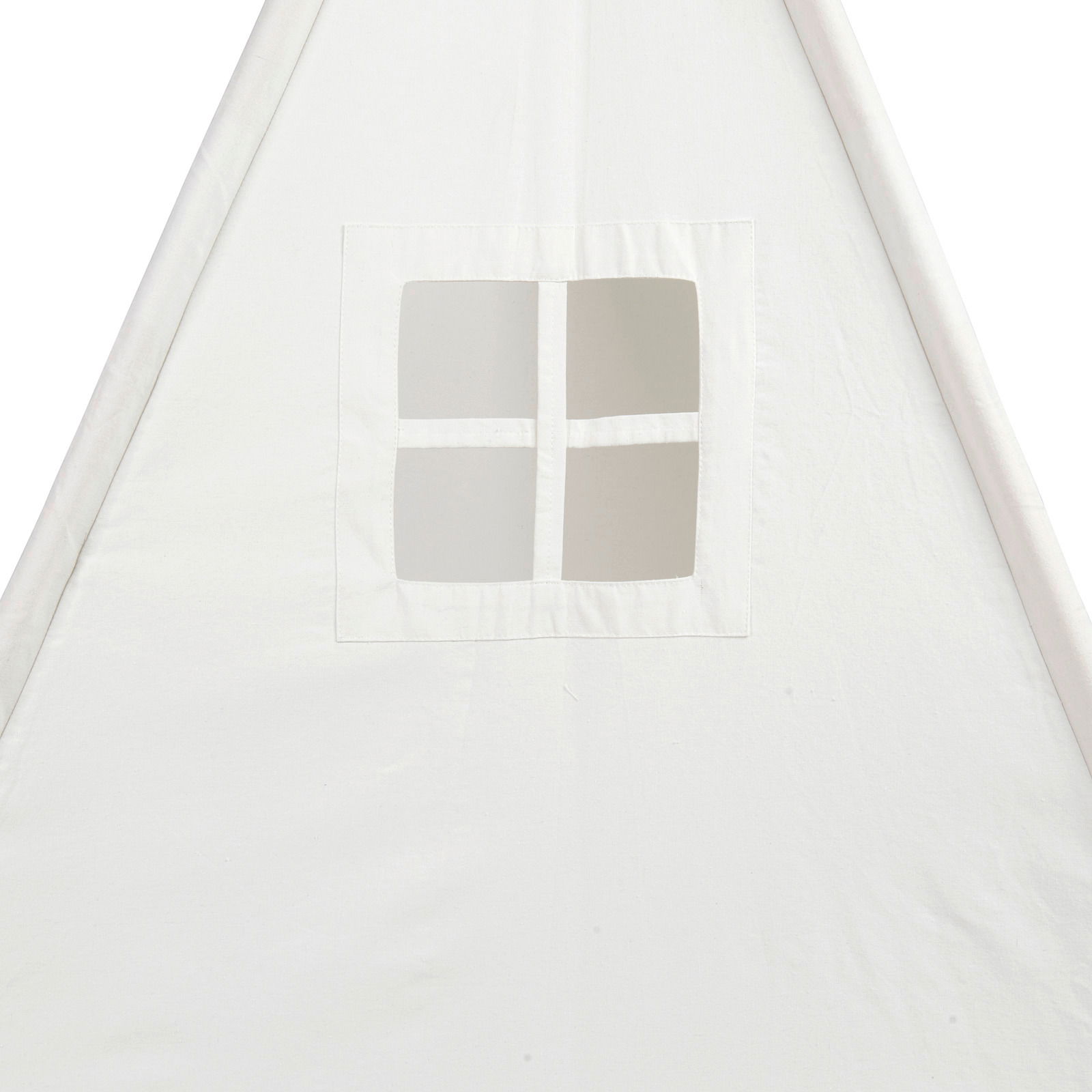 Nahaufnahme eines weißen Spielzelts mit einem kleinen quadratischen Fenster, frontal betrachtet.