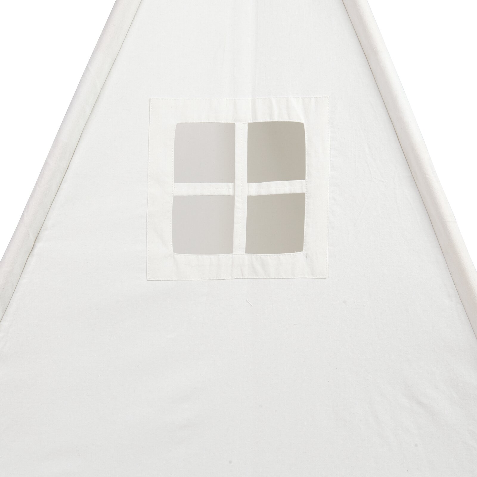 Nahaufnahme eines weißen Spielzelts mit einem kleinen quadratischen Fenster, frontal betrachtet.