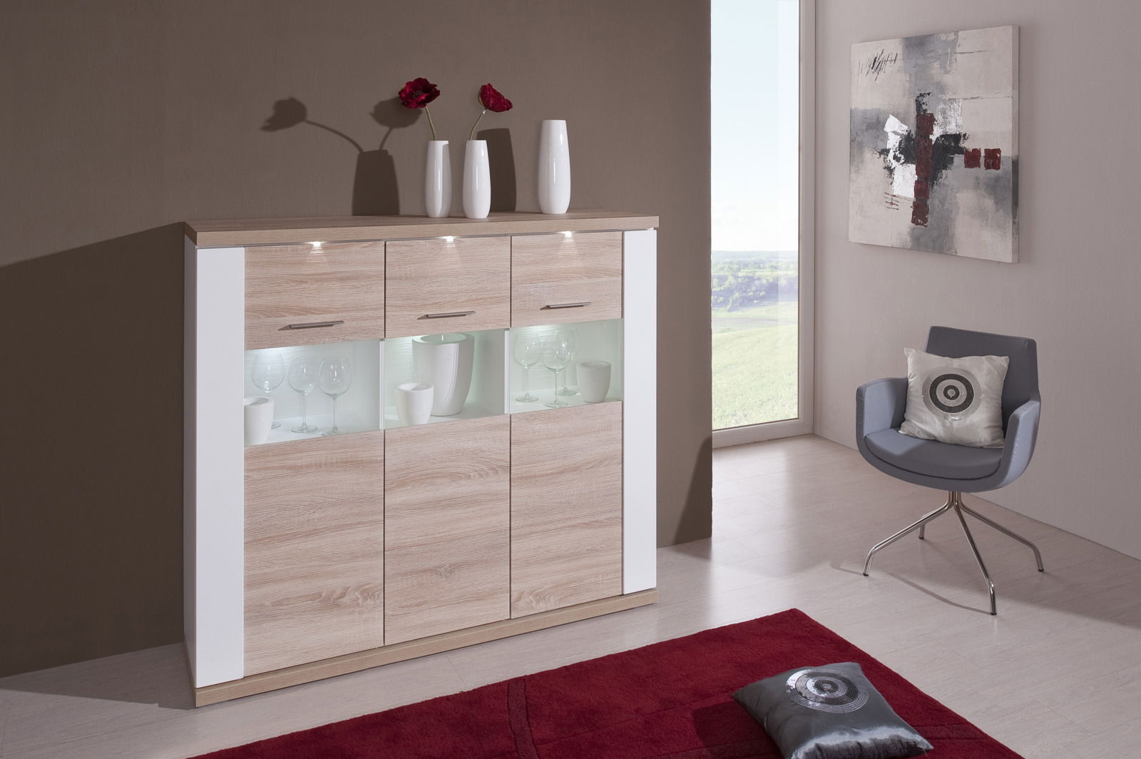 XORA Highboard MANHATTAN Modernes Highboard in Holzoptik mit weißen Akzenten, dekoriert mit Vasen und Gläsern, seitliche Perspektive.