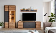 Modernes Wohnzimmer-Setup mit Wohnwand aus hellem Holz und anthrazitfarbenen Fronten: links hohe Vitrine mit beleuchteten Glasböden, mittig TV auf Lowboard mit Schubladen, darüber Wandregal; frontal aus leicht erhöhter Perspektive aufgenommen.