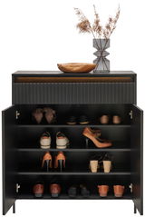 Moderner Schuhschrank mit geöffneter Tür, gefüllt mit verschiedenen Schuhen, dekoriert mit einer Holzschale und einer Vase mit getrockneten Gräsern auf der Oberseite, Frontalansicht.