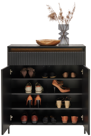 Moderner Schuhschrank mit geöffneter Tür, gefüllt mit verschiedenen Schuhen, dekoriert mit einer Holzschale und einer Vase mit getrockneten Gräsern auf der Oberseite, Frontalansicht.