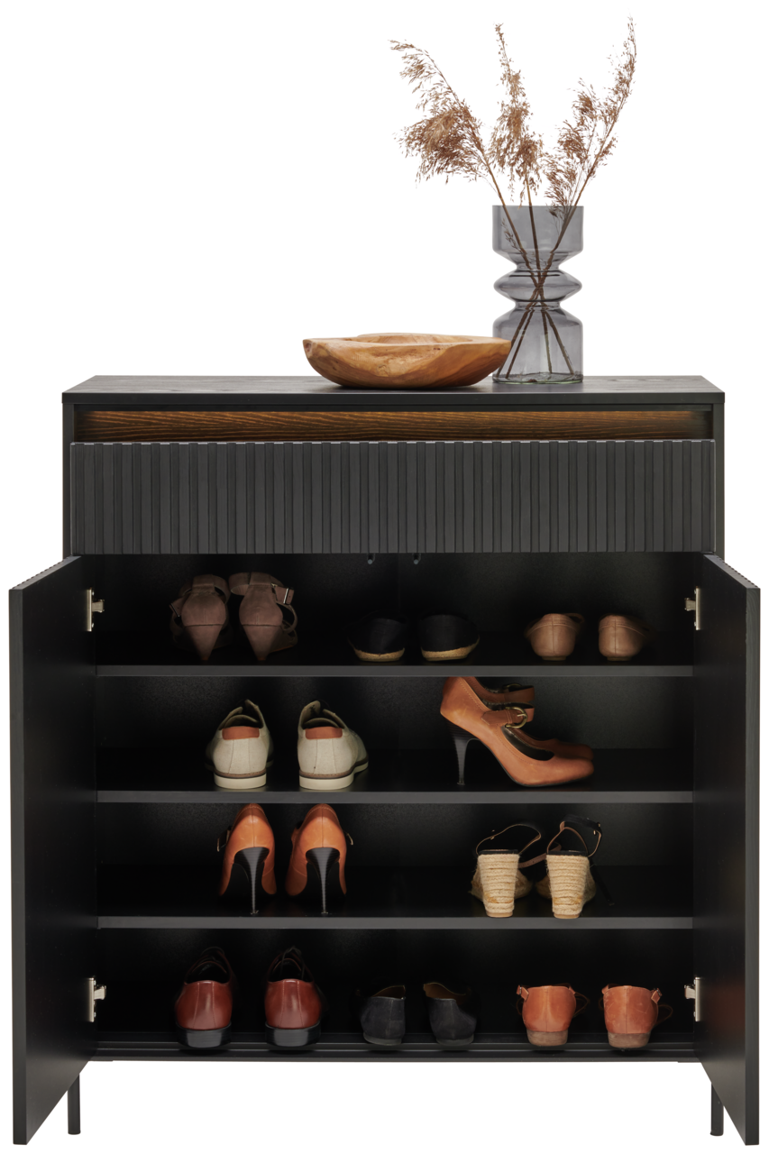 Moderner Schuhschrank mit geöffneter Tür, gefüllt mit verschiedenen Schuhen, dekoriert mit einer Holzschale und einer Vase mit getrockneten Gräsern auf der Oberseite, Frontalansicht.