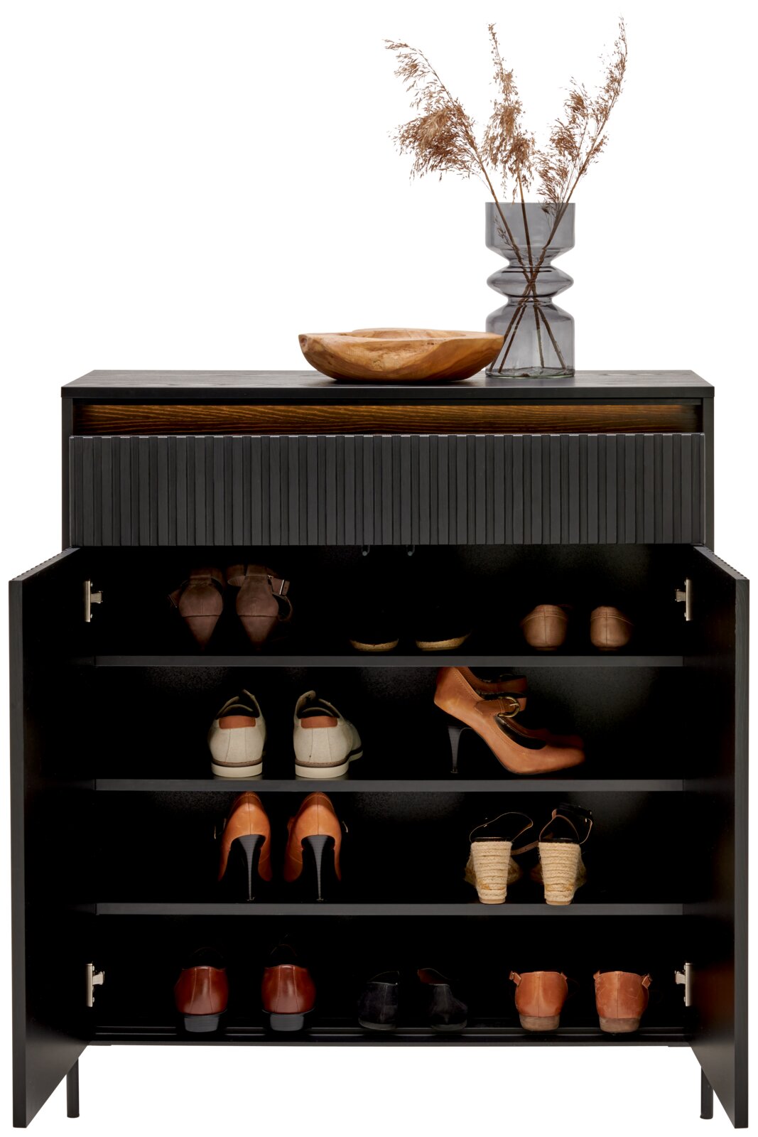 Moderne schoenenkast met open deur, gevuld met verschillende schoenen, versierd met een houten schaal en een vaas met gedroogde grassen bovenop, vooraanzicht.