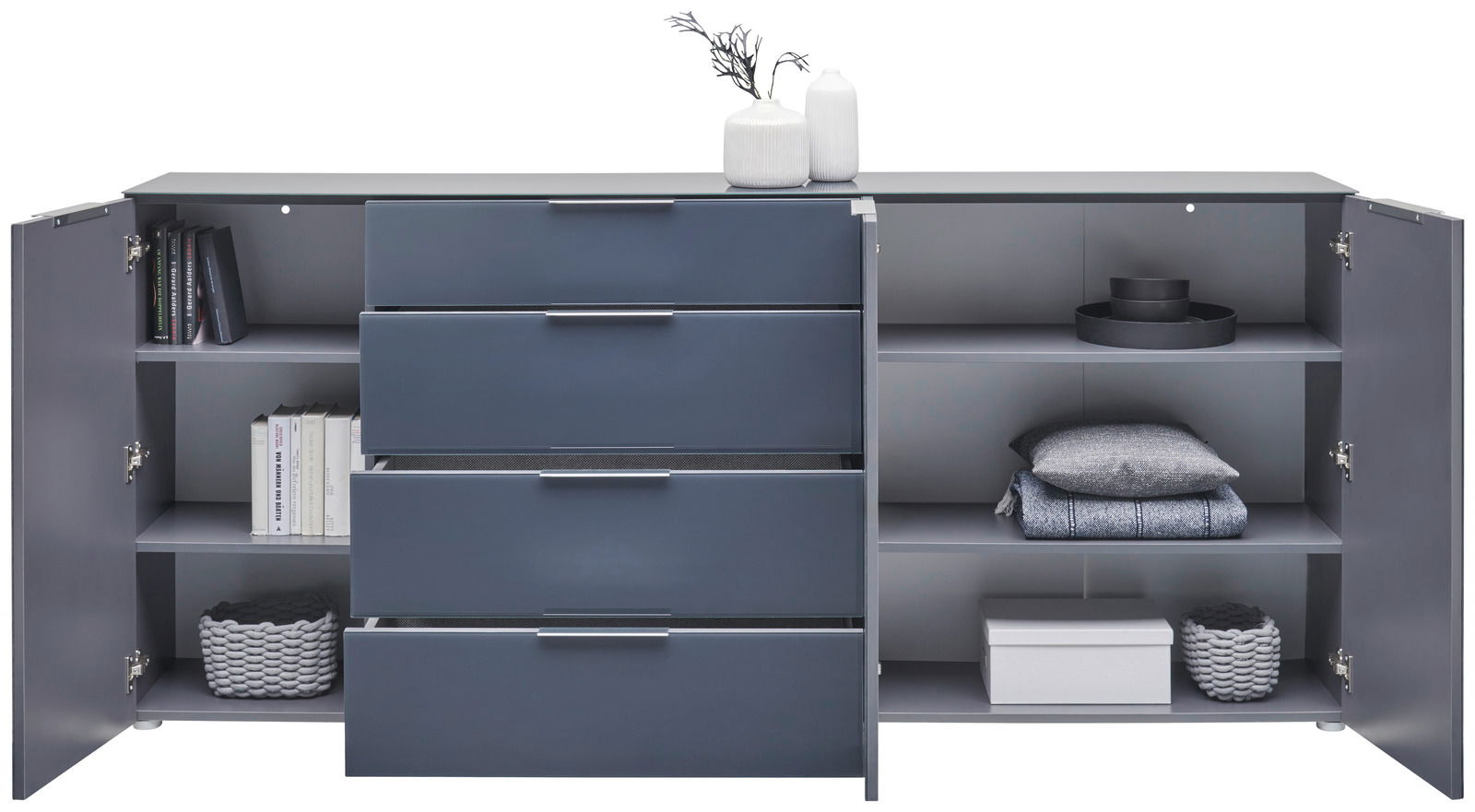 Frontale Ansicht eines XL-Sideboards mit offenen Türen und Schubladen, gefüllt mit Büchern, Körben und Dekorationen.