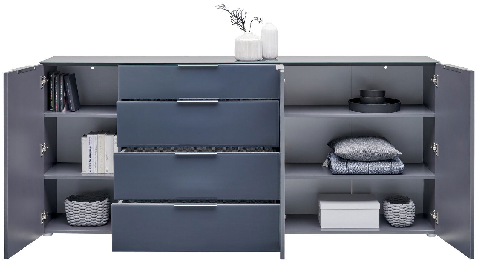 Frontale Ansicht eines XL-Sideboards mit offenen Türen und Schubladen, gefüllt mit Büchern, Körben und Dekorationen.