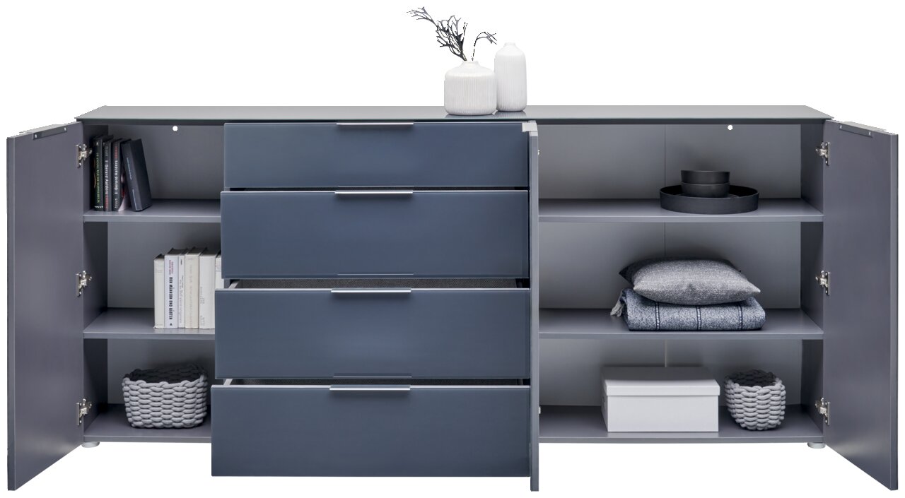 Frontale Ansicht eines XL-Sideboards mit offenen Türen und Schubladen, gefüllt mit Büchern, Körben und Dekorationen.