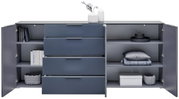 Frontale Ansicht eines XL-Sideboards mit offenen Türen und Schubladen, gefüllt mit Büchern, Körben und Dekorationen.