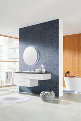 Moderne Badkombination mit weißem Waschtisch und rundem Spiegel, seitliche Perspektive